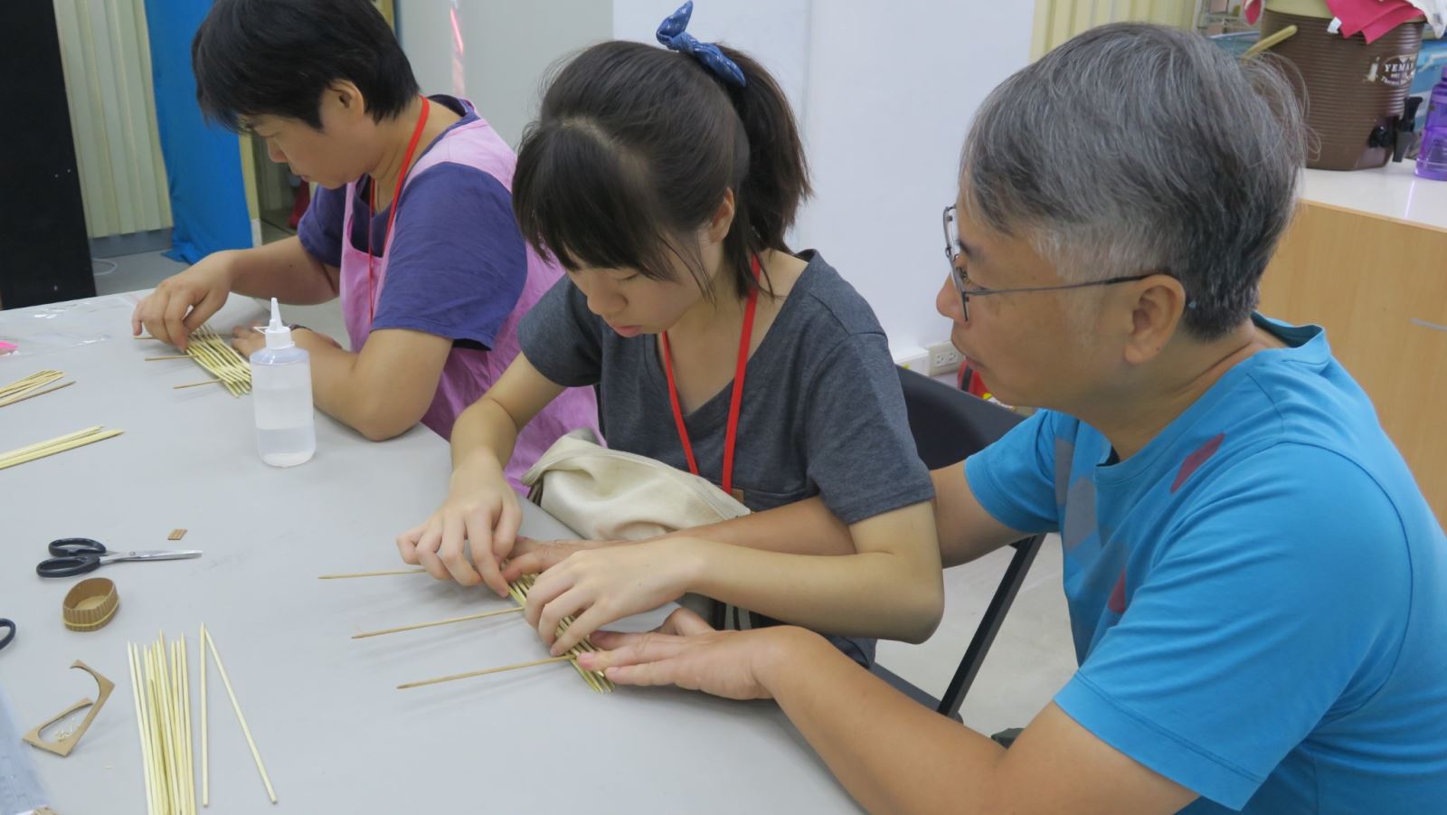 Small hand-woven bamboo raft DIY