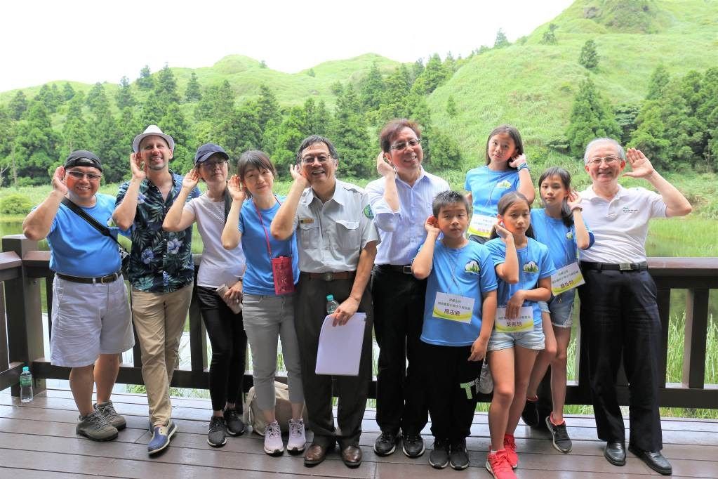 Liu peidong （the fifth from the left） , director of Yangmingshan National Park Headquarters, and others listen to nature by the side of Menghuan Pond