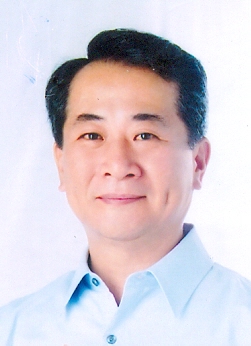 李　育堅