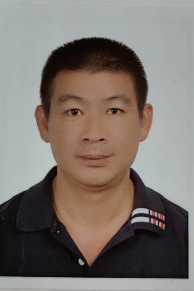 許　育銘