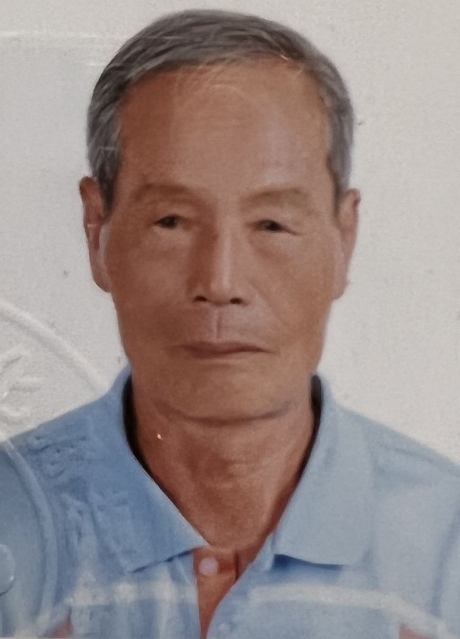 謝　東