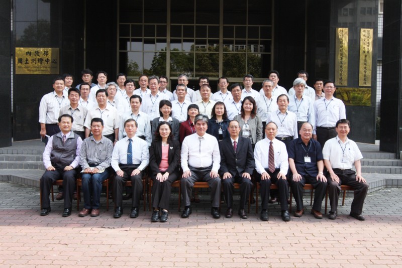 Minister Lee, Hong-Yuan photoed with the NLSC’s staff