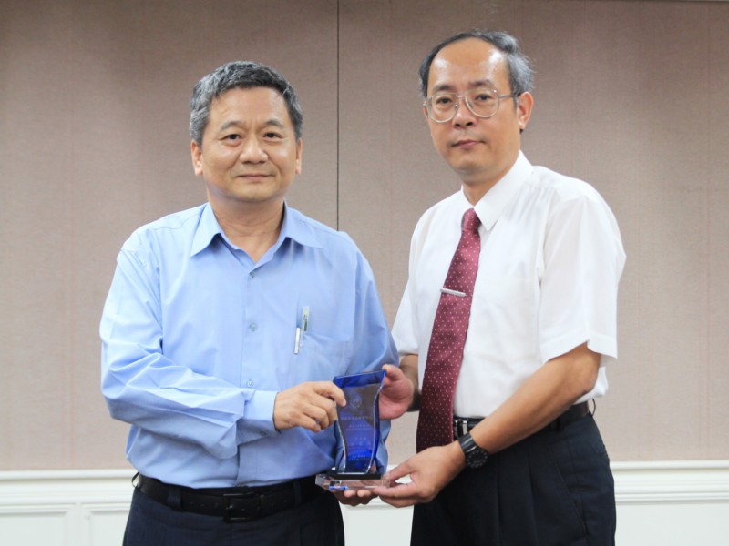 Tseng, Chung-Ming (left), the Administrative Deputy Minister, awarded the medal of the excellent website of MOI to Liu, Jeng-Lun (right), the Director of NLSC