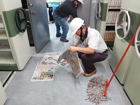 實地演練06－環境控制組於地面鋪設報紙吸水