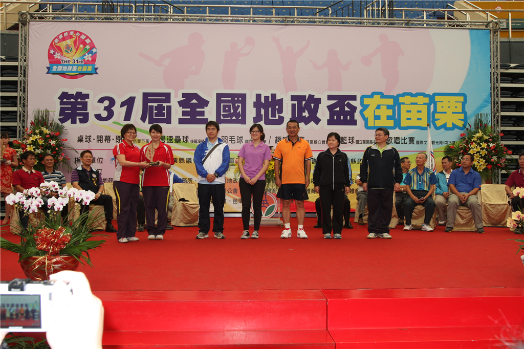 男子羽球團體甲組榮獲第6名何依屏代表領獎.jpg