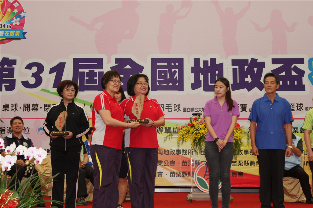 女子羽球團體榮獲第4名內政部呂芳雪代表領獎.jpg