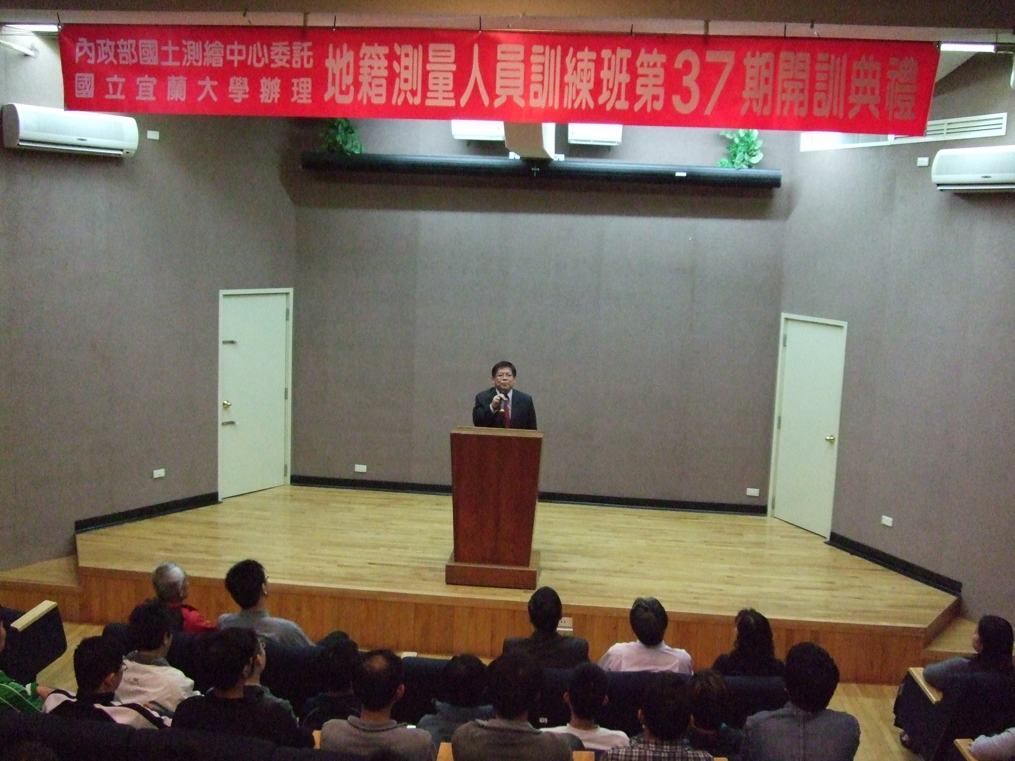 共同主持人林主任燕山致詞.jpg
