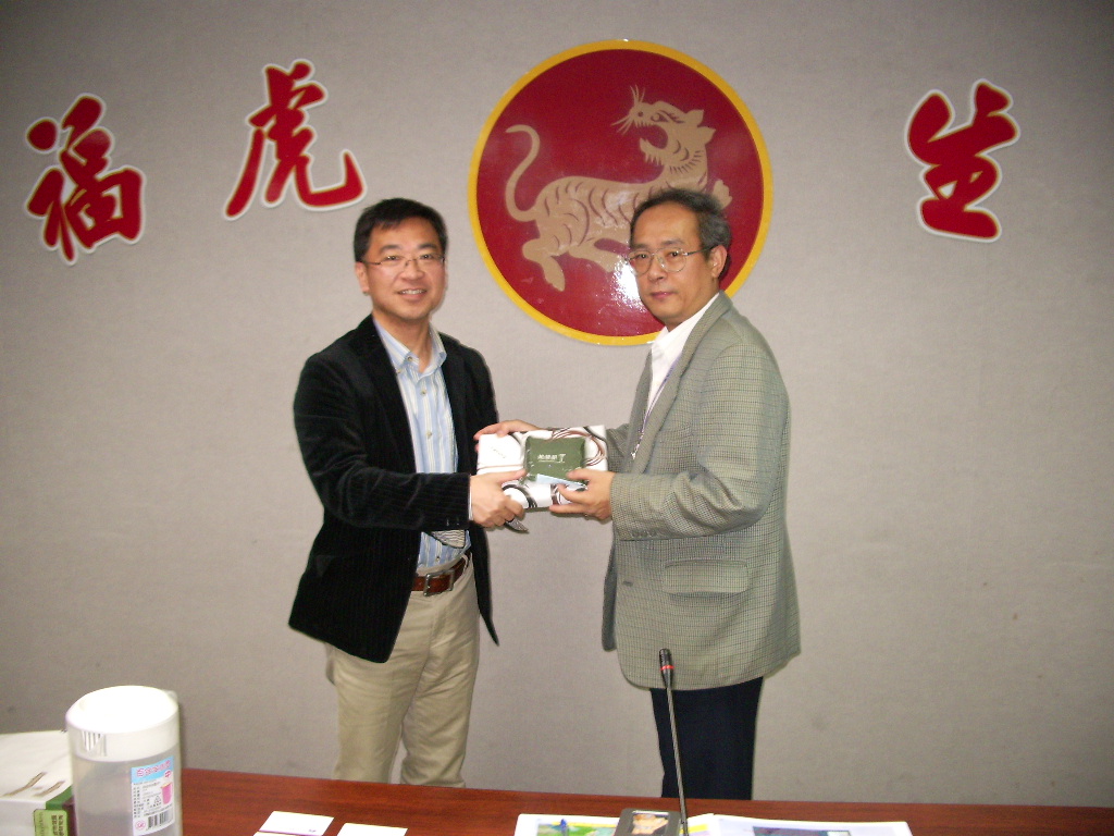 本中心劉副主任與日本學者相互致贈紀念品.jpg