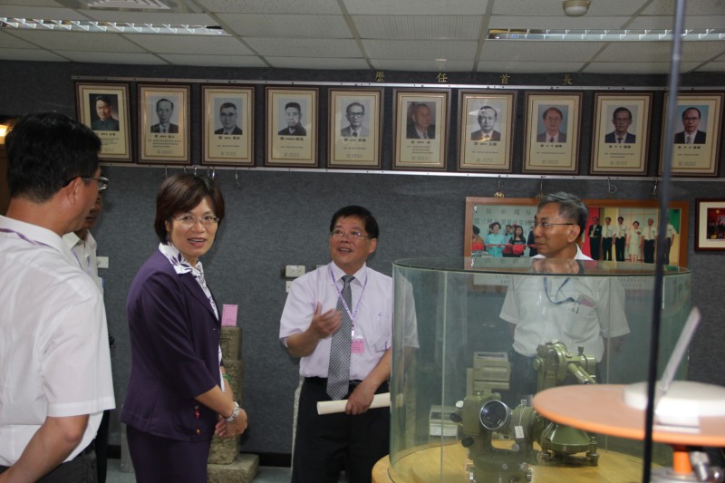 Lin Yen-Shan, director of the NLSC showed the classical survey instrument to Administrative Deputy Minister, Lin Tzu-ling