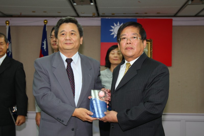 Tseng Chung-Ming,Administrative Deputy Minister of MOI,award medal of the excellent web site to Lin Yan-Shan,Director of NLSC..jpg
