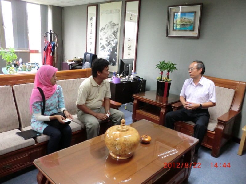Dr. Parluhutan Manurung visited Mr. Liu Jeng-Lun, the Director of NLSC.jpg