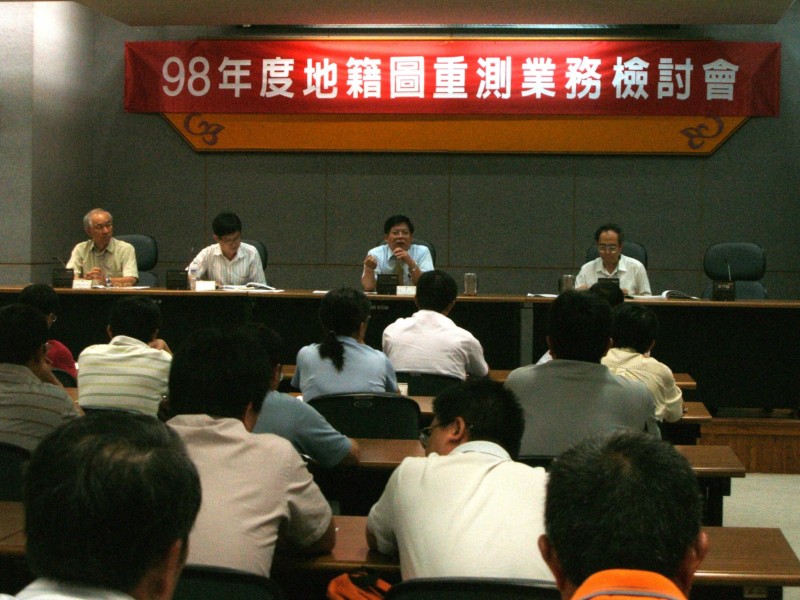 N.L.S.C. Director Lin Yen-Shan（second from right） take charge of the meeting