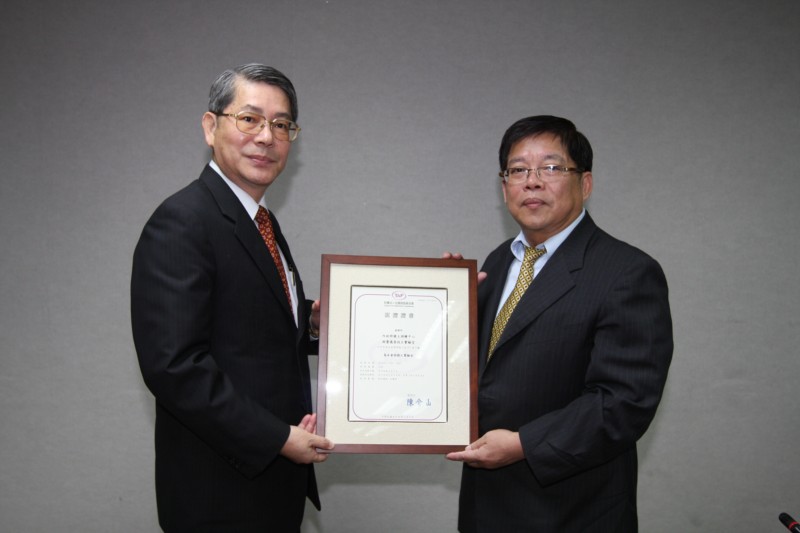 Director Lin is on behalf of NLSC to accept the certificate (1).jpg