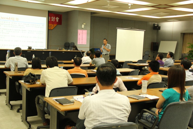The speaker: Dr. Hwang Chein-way, the Professor of the Department of Civil Engineering at National Chiao Tung University..jpg