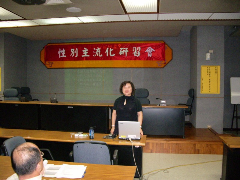 Associate Professor Sheu gives a special lecture.jpg