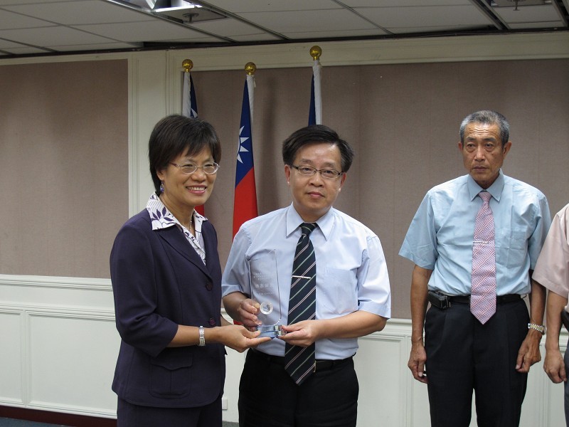 Administrative deputy minister conferred the award to Kaohsiung city delegate