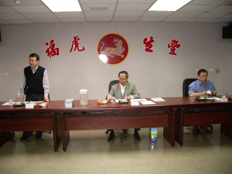 Dr.Wang introduces the visitors to NLSC.jpg