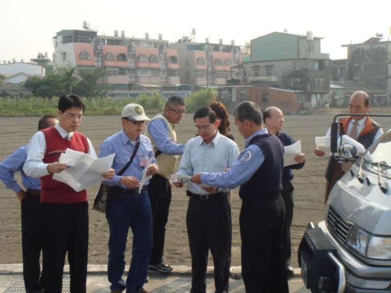 Zoan, the supervisor of department of civil service ethics Ministry of the Interior, is accompanied by investigation committee member to check the situation on the spot. .jpg