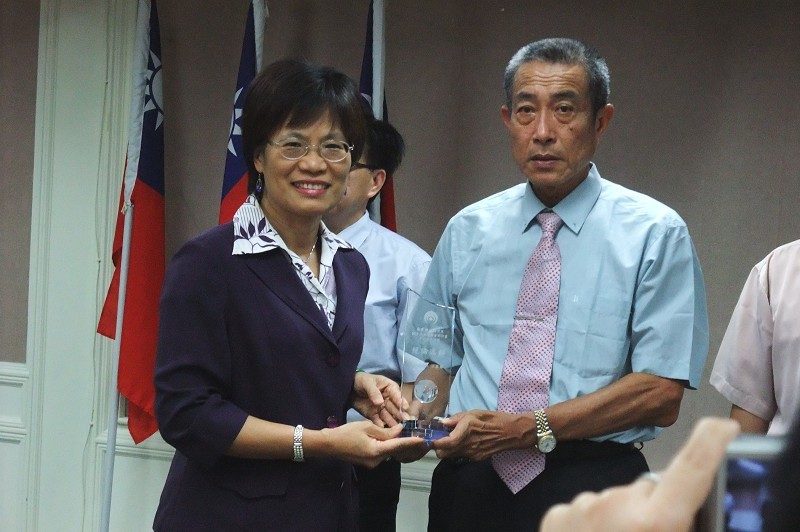 Administrative deputy minister conferred the award to Pingtung county delegate.jpg