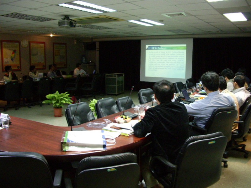 Specialist Hu provides a briefing service on “Geographic Data Supply for Disaster Reduction”.jpg