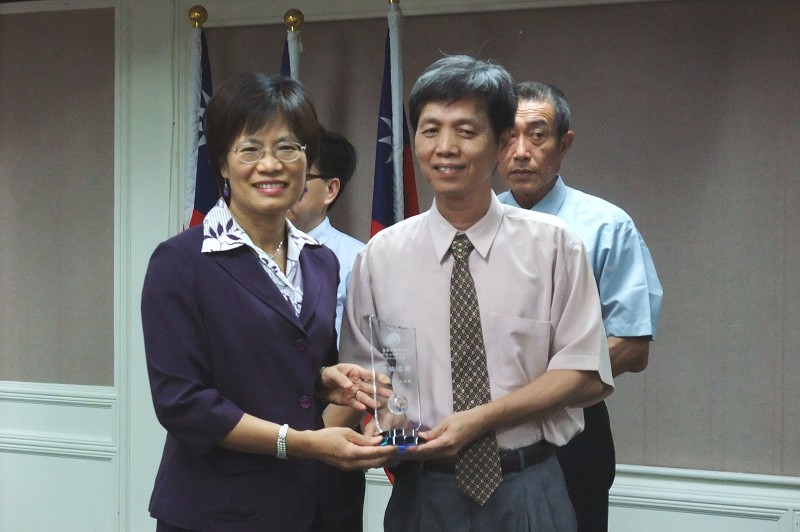 Administrative deputy minister conferred the award to Tainan city delegate.jpg