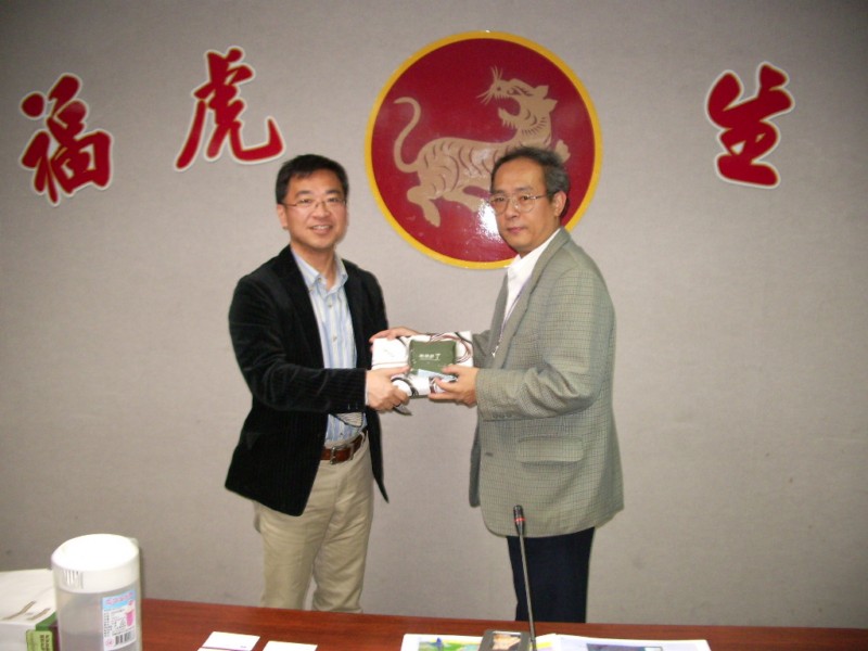Deputy Director Liu and visitors give a souvenir to each other.jpg