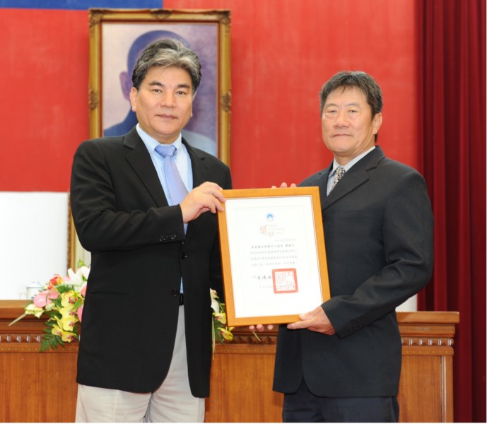Interior Minister Lee, Hong-Yuan presents a model civil service award to Associate Technical Specialist CHEN, KUO-YEN.