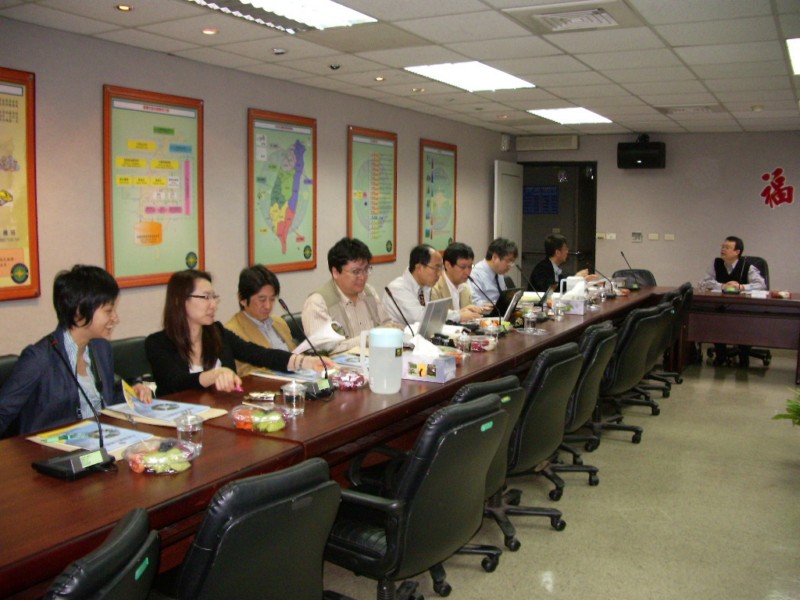 The personnel of NLSC discuss with visitors.jpg