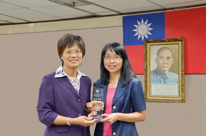 Administrative deputy minister conferred the award to Yilan county delegate