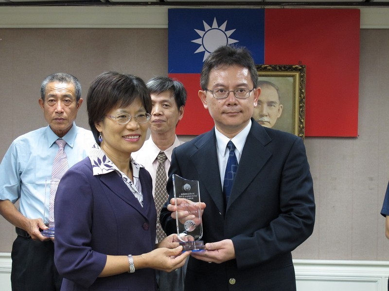 Administrative deputy minister conferred the award to Taoyuan county delegate