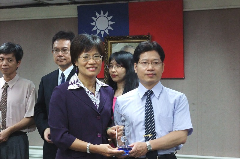 Administrative deputy minister conferred the award to Penghu county delegate.jpg