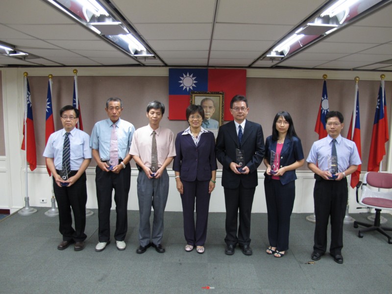 Group photo of administrative deputy minister and honorees