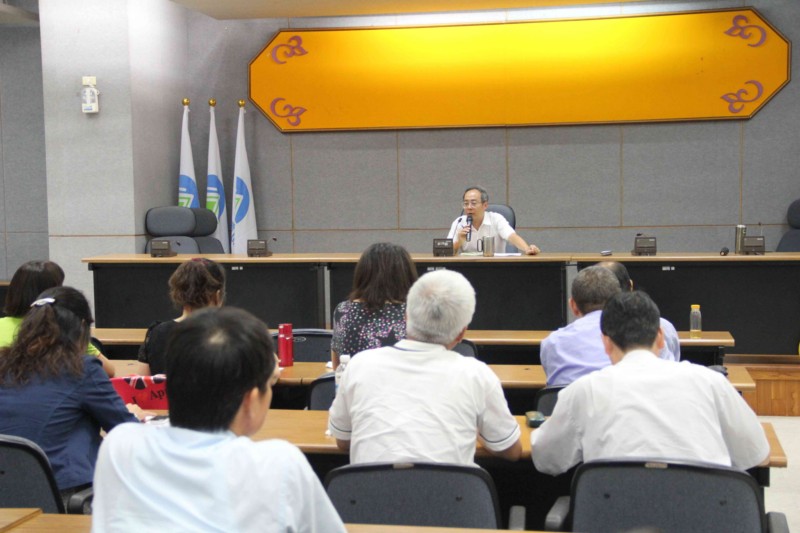 Director Jeng-Lun Liu chaired discussion.jpg