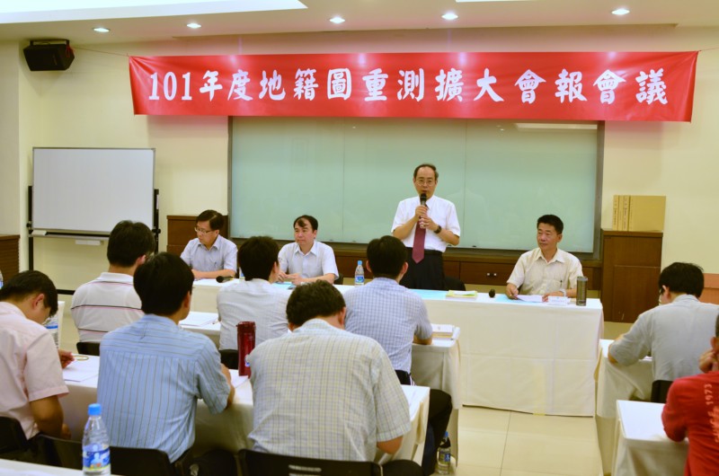 Liu Jeng-lun, NLSC’s Director, presides at the meeting
