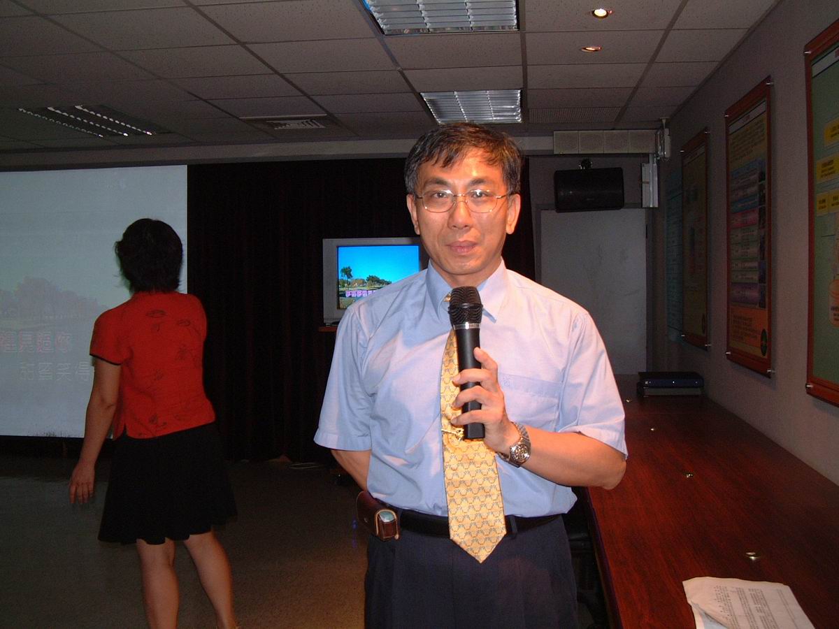 本次歌唱比賽特請地方測量課李課長旭志擔任節目主持人工作