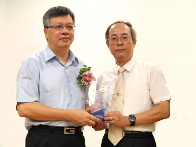 Hwang, Wang-Hsiang , the Deputy Minister of CEPD , awards the medal “NGIS's Supply System” to Liu, Jeng-Lun ,the Director of NLSC