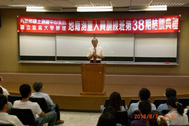 Mr. Liu Jeng-Lun, the Director of NLSC, opened the speeches.