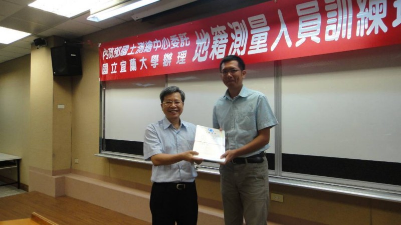 The trainees leader accepted the certificate.