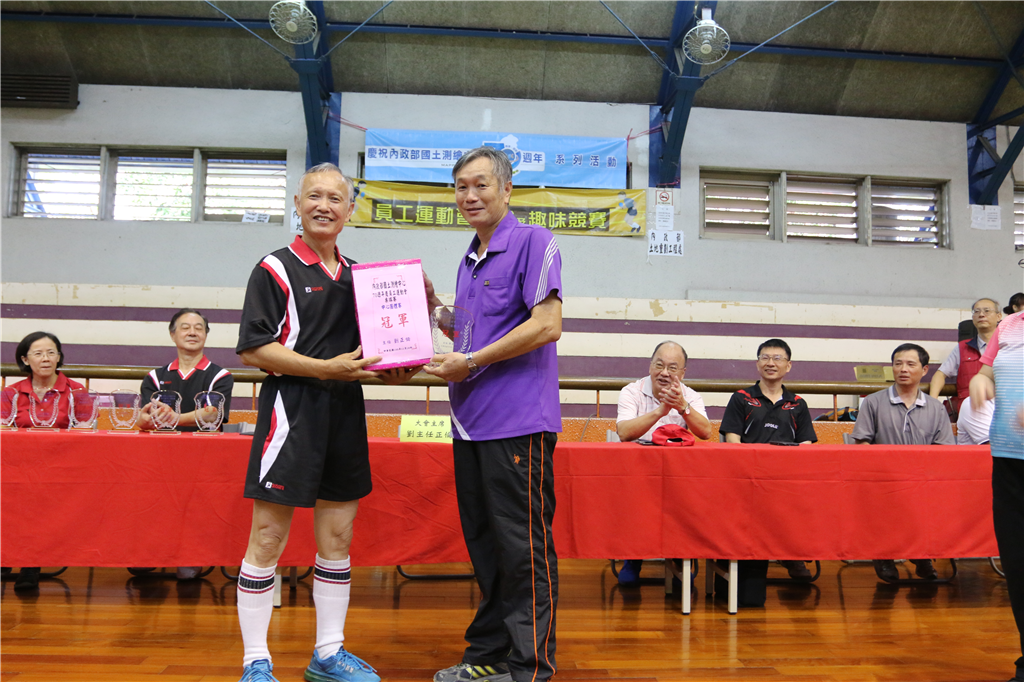 蕭前司長輔導（左）頒獎予桌球中心團體賽冠軍-南區第二測量隊（右）.jpg