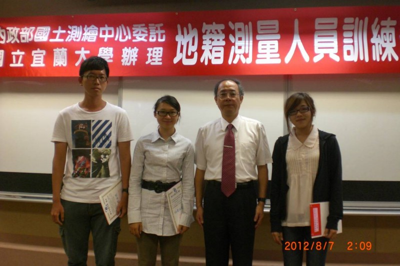 Mr. Liu Jeng-Lun, the Director of NLSC, took a picture with the excellent trainees.