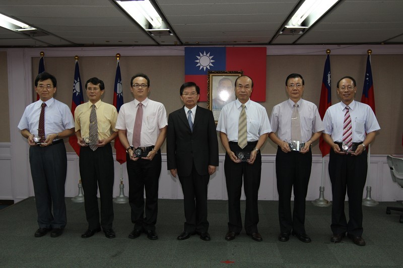 Vice Minister of the Interior Chien Tai-langin（center）was taking picture with excellent grade County Governments delegates