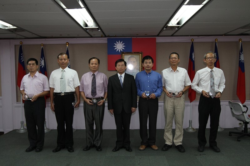 Vice Minister of the Interior Chien Tai-langin（center）was taking picture with excellent grade County Governments delegates