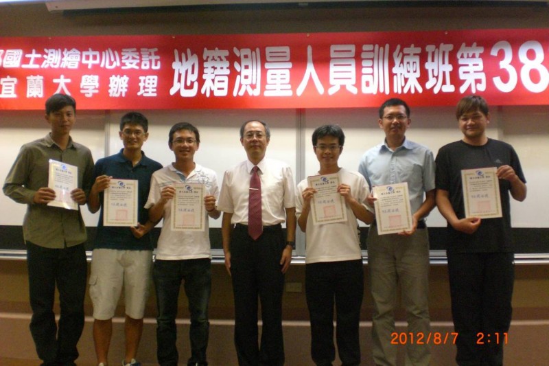 Mr. Liu Jeng-Lun, the Director of NLSC, took a picture with the service and non-leave trainees.
