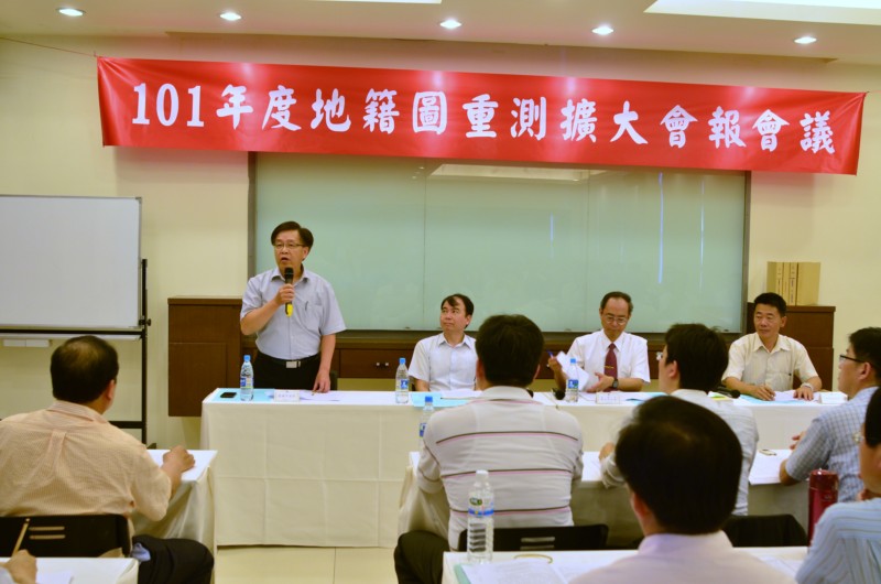 Chen Kuan-fu, the Director of Land Development Office,Land Administration Bureau,Kaohsiung City Government, makes a speech