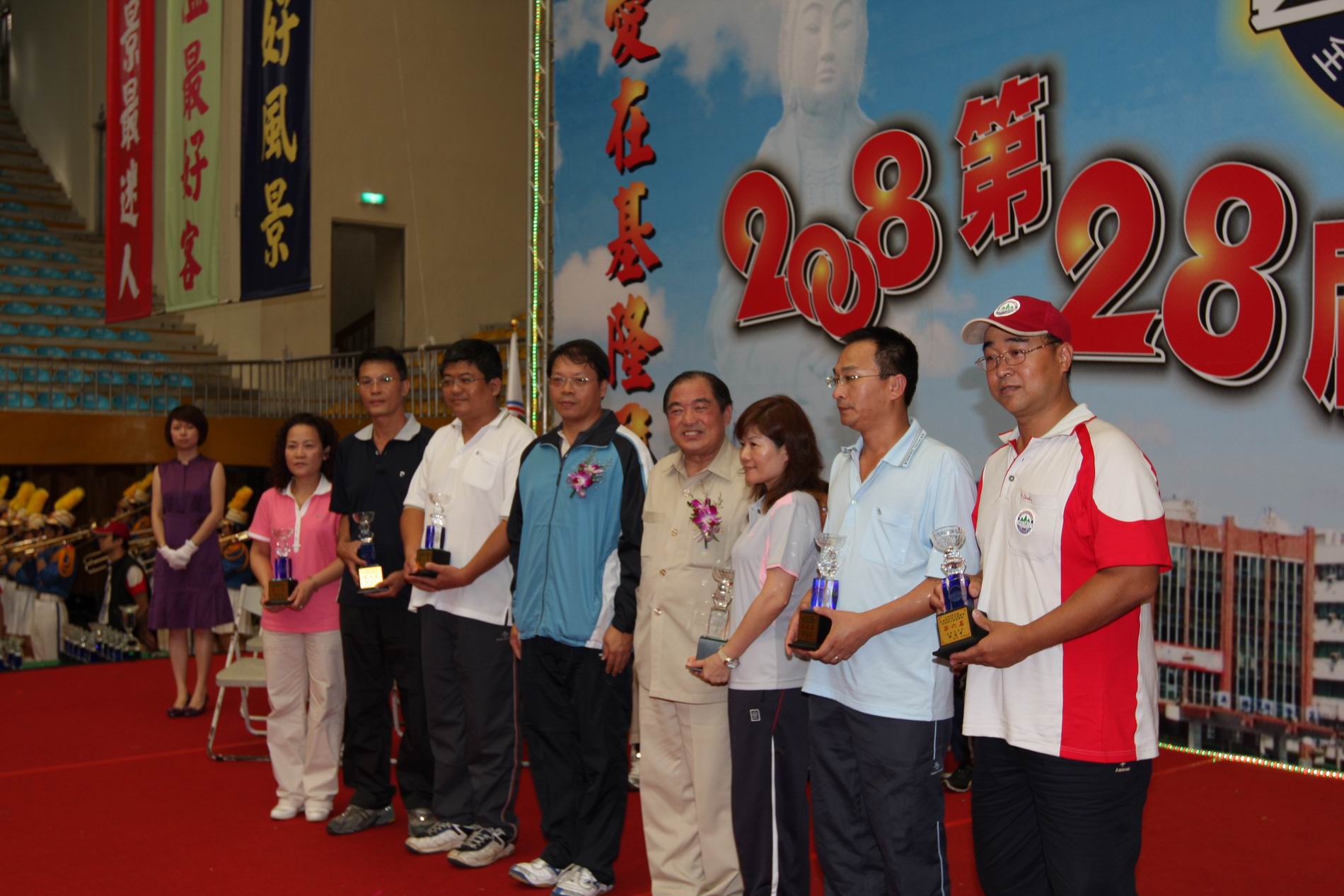 本中心保齡球隊榮獲第二名林文昭代表領獎與市長張通榮合照