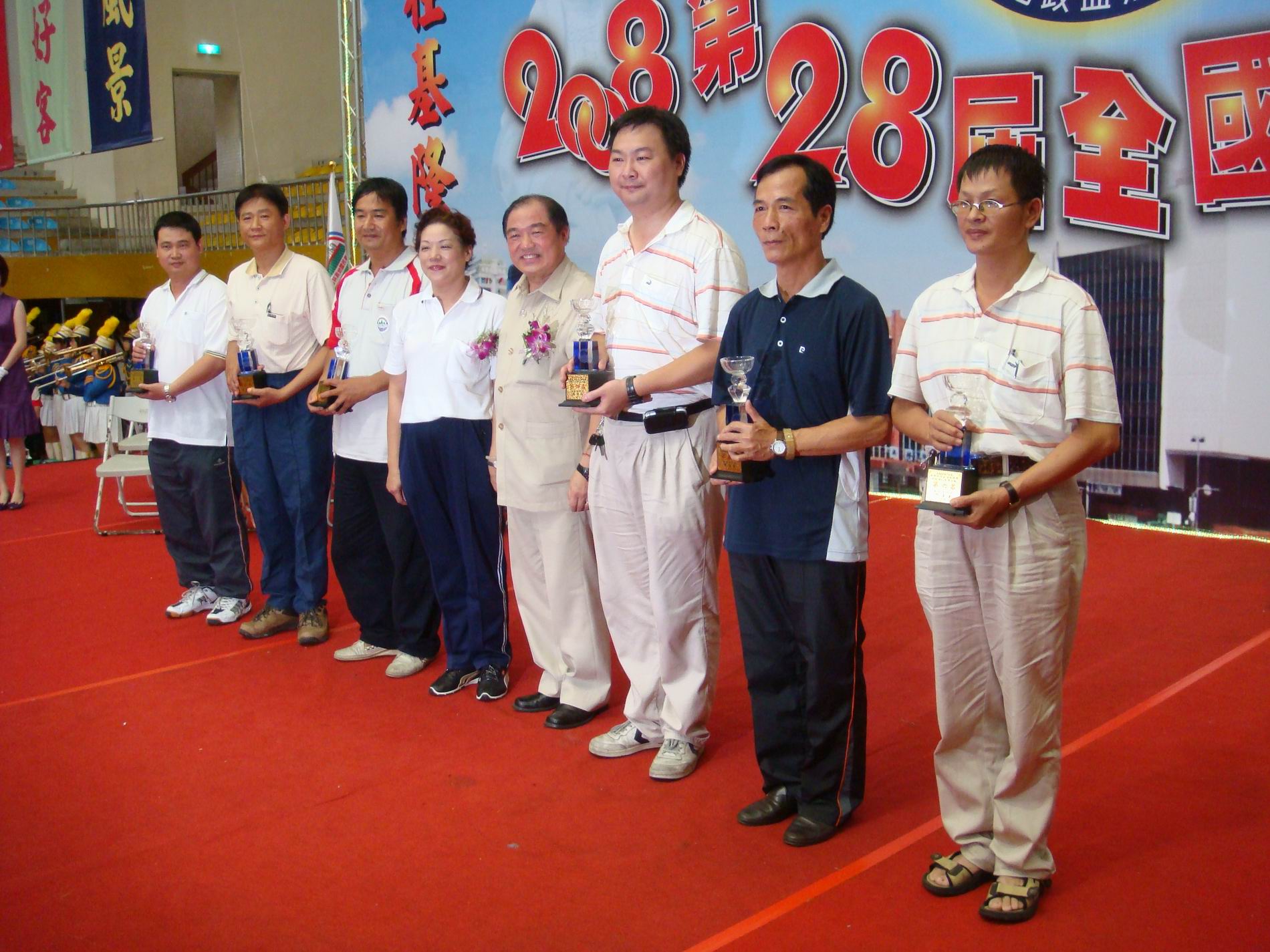 本中心南二隊郭枝明榮獲保齡球個人組男子第五名與市長張通榮合照