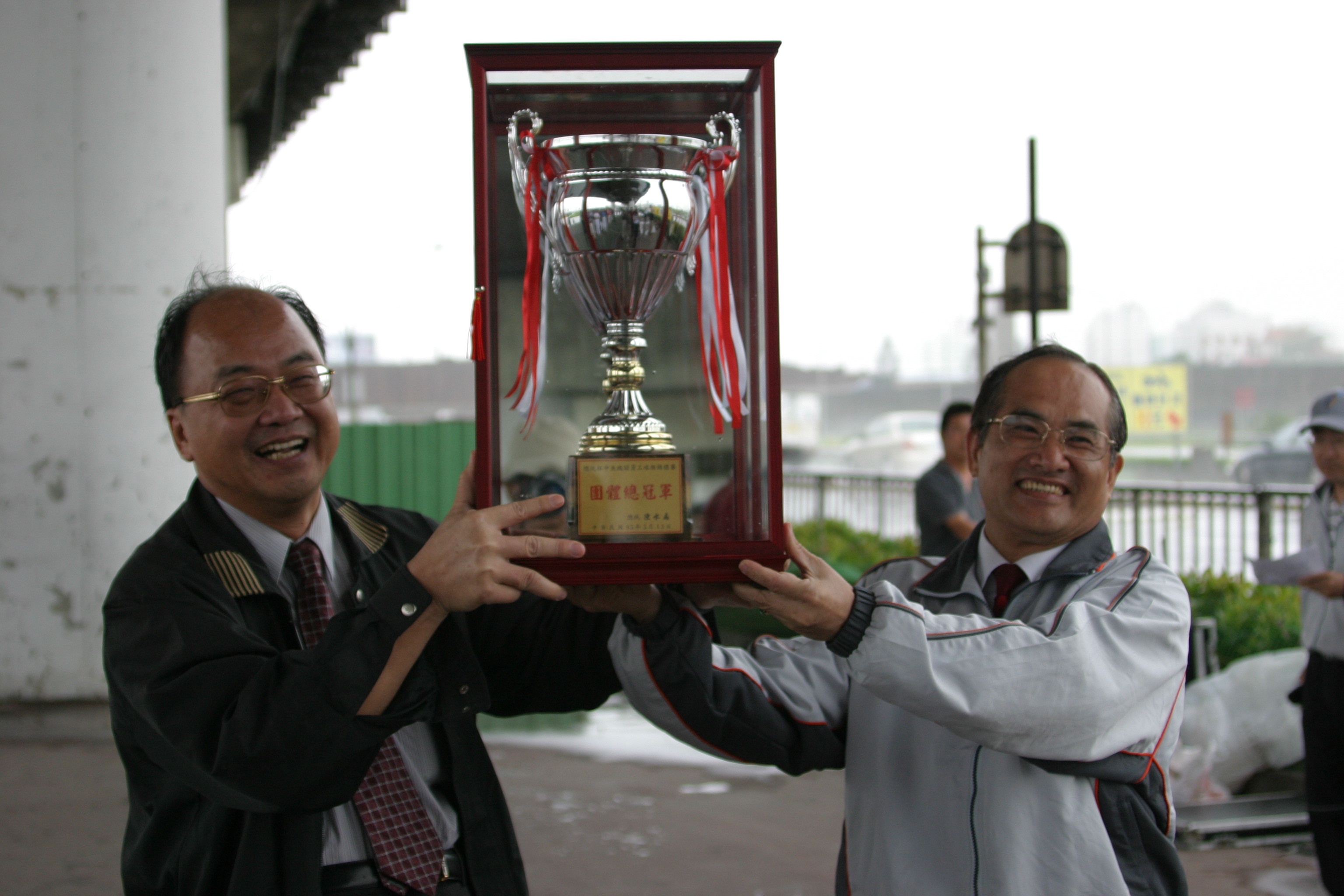 本局蘇副局長惠璋代表內政部領取團體總冠軍盃