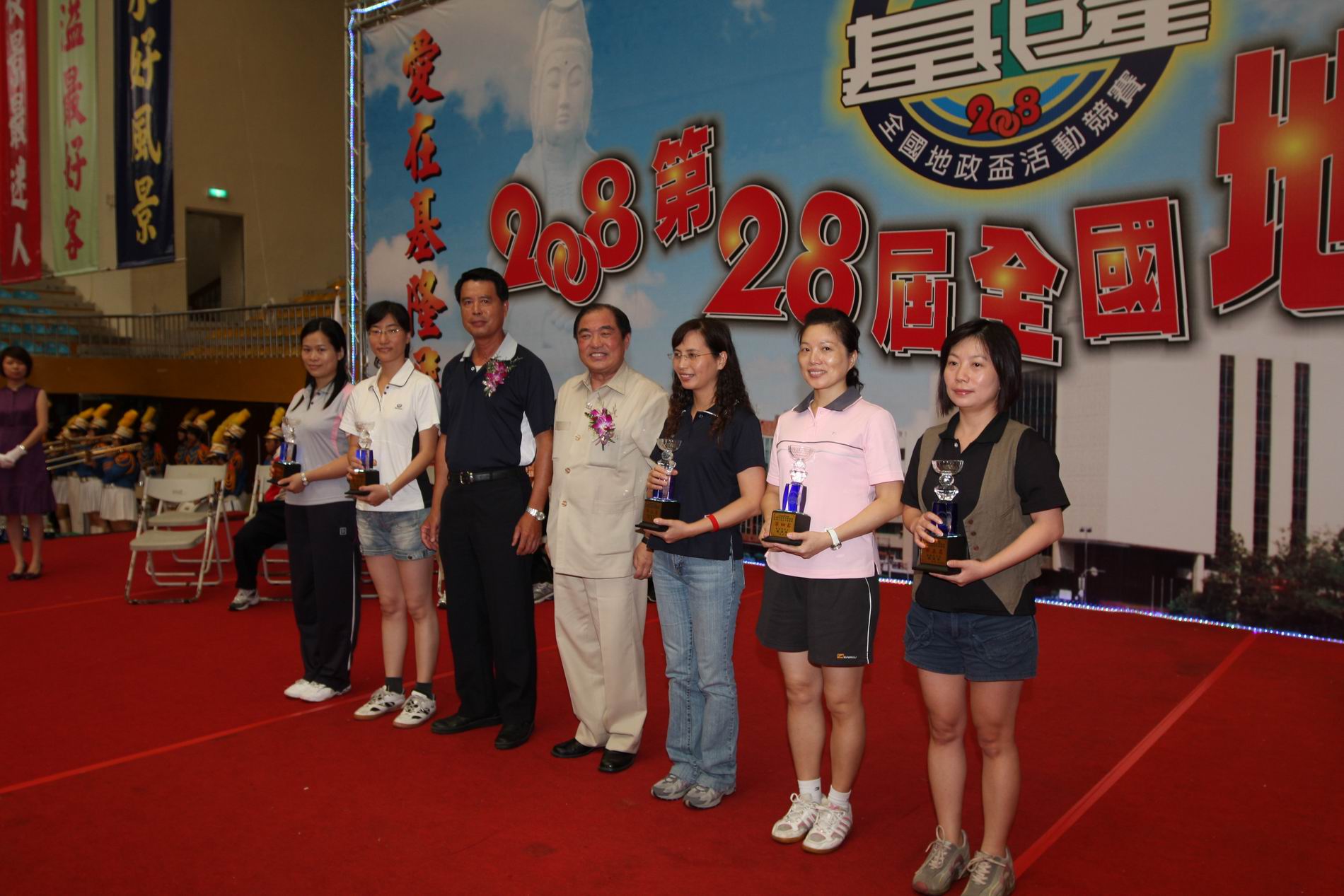 桌球女子甲組榮獲第四名李秀敏代表領獎