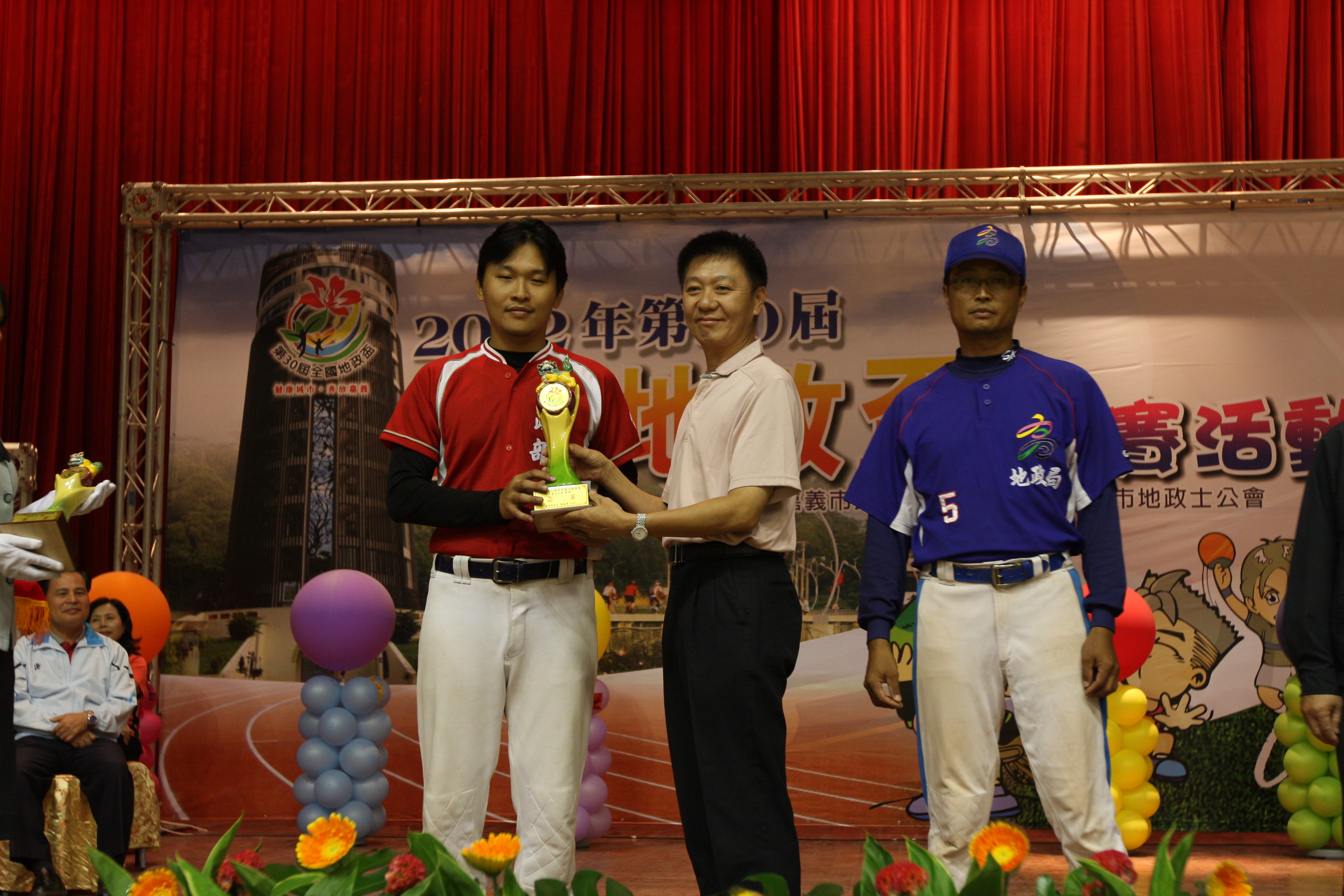 慢速壘球甲組榮獲第2名莊峰輔代表領獎