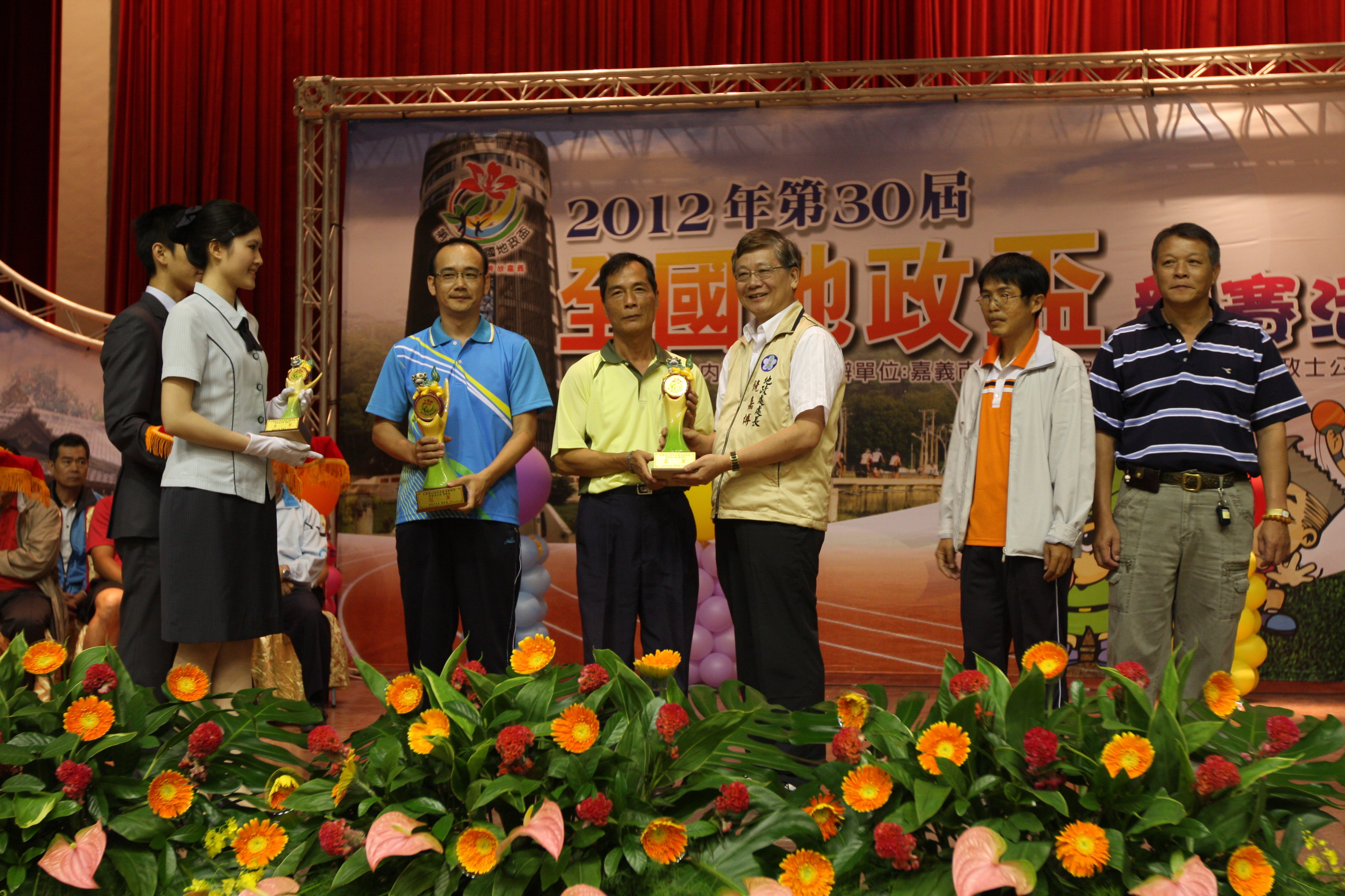 保齡球團體組榮獲第2名郭枝明代表領獎
